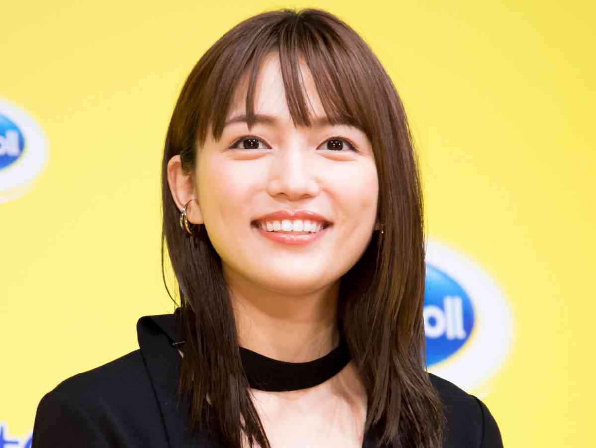 「何でも着こなしてかわいい」川口春奈、ネオンカラーの『着飾る恋には理由があって』衣装に反響