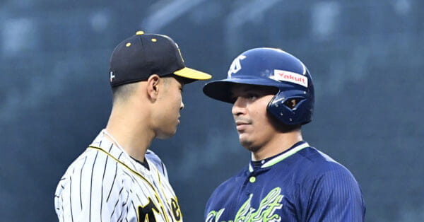 阪神・佐藤輝とヤクルト・オスナが三塁ベース上で一触即発状態に | 東スポのプロ野球に関するニュースを掲載