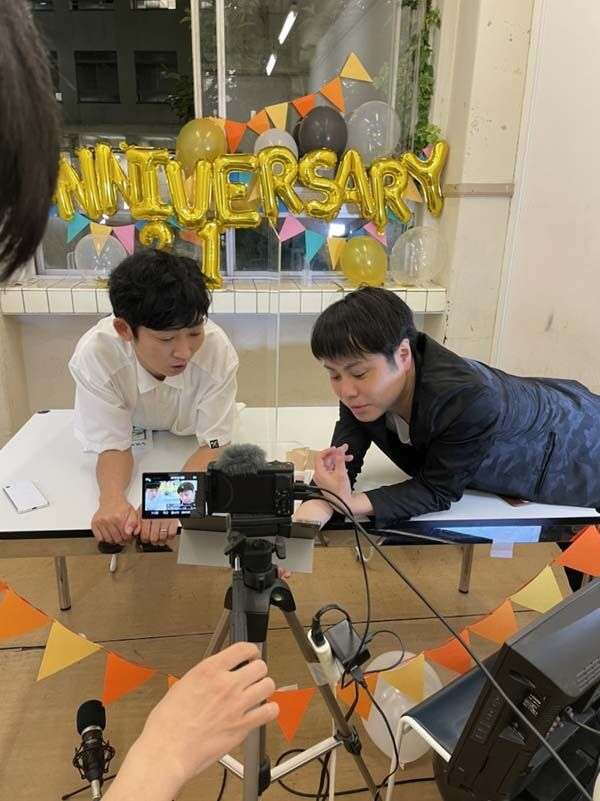 ノンスタイル石田明、22年目突入で相方・井上裕介と2ショット「初々しさ全開のおじさんたちです」