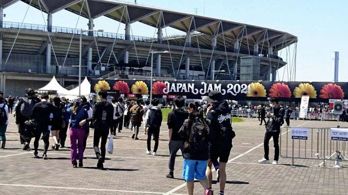 「まん延防止」地域で１万人規模の野外ロックフェス…地面にテープ、歓声・ハイタッチは禁止 : 音楽 : エンタメ・文化 : ニュース : 読売新聞オンライン