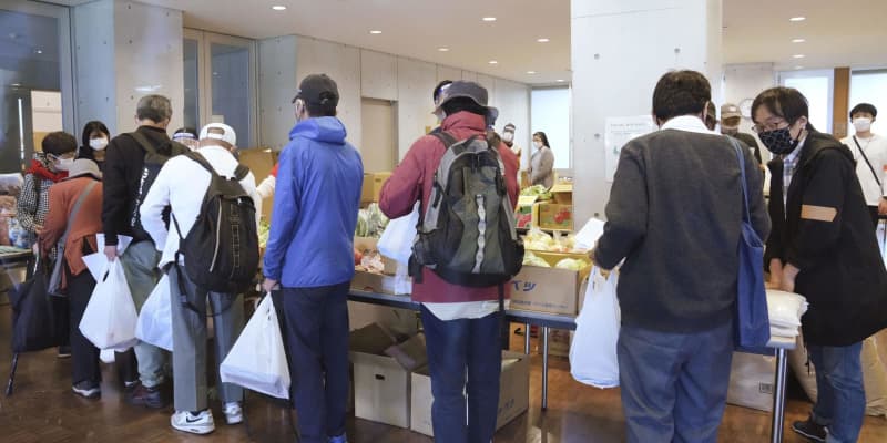 生活困窮、食料品配布に200人　東京の教会で「大人食堂」