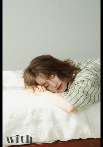 弘中綾香アナ『with』史上初“現役OL”表紙モデルに パジャマカット公開