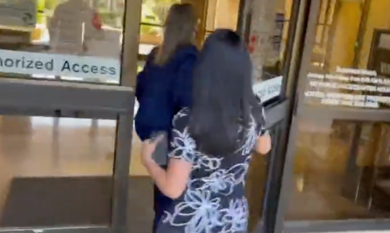 動画【アリゾナ監査】民主党の州務長官が逃げ去る！／州務長官ケイティホッブズは、監査に民主党の工作員を侵入させた疑惑で、メディアに追求され走って逃げ去る  |  Total News World