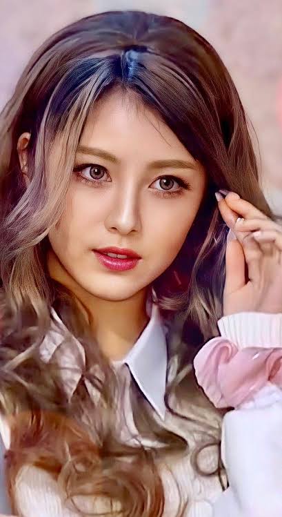 浜辺美波、1年ぶり「VOCE」表紙　背中露出ドレスも　インタビューでハタチの素顔に迫る