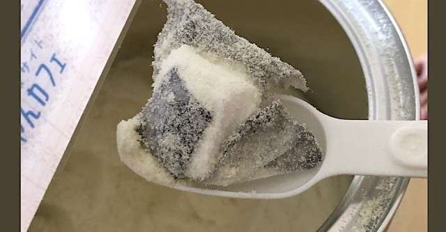 Twitterで“粉ミルクに異物混入”の指摘 → 製造会社「販売店かあなたが入れたのでは？」→ 同じ経験をした人が続出中・・・ | WEBOPI -ウェブオピ-