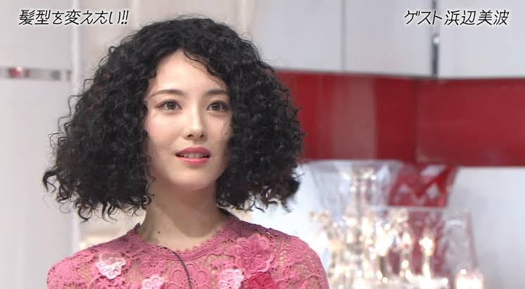 浜辺美波、1年ぶり「VOCE」表紙　背中露出ドレスも　インタビューでハタチの素顔に迫る