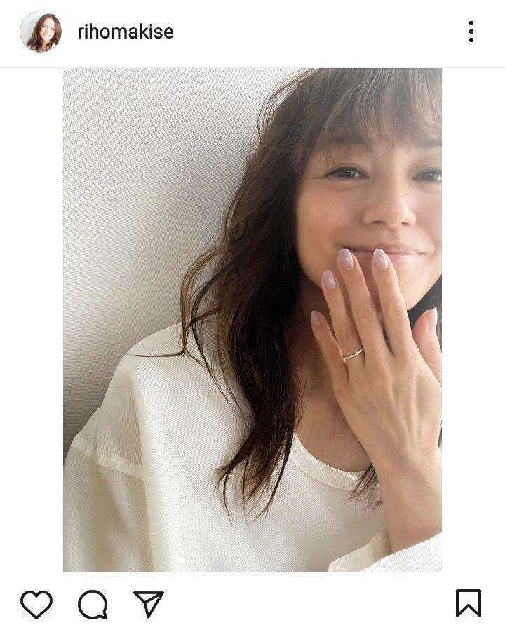 牧瀬里穂　紫陽花色のネイル披露、結婚指輪も　「奇跡の可愛さ」「性格もお顔も美人」