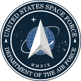 空自「宇宙作戦隊」の記章発表　地球や十字星あしらう　隊員考案