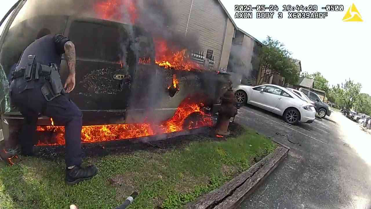 Austin Police Officers pull man from burning truck - part 2 - YouTube