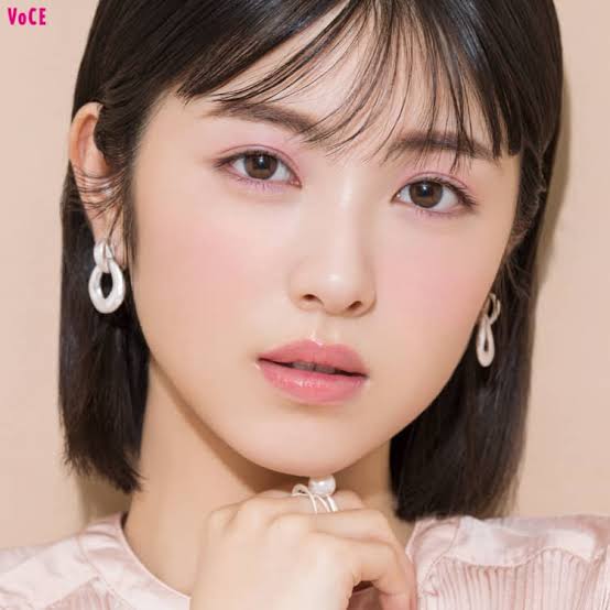 浜辺美波、1年ぶり「VOCE」表紙　背中露出ドレスも　インタビューでハタチの素顔に迫る