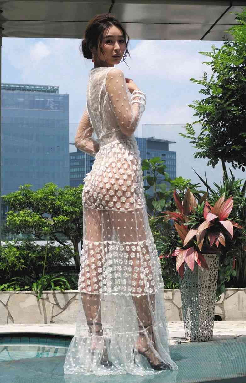 33歳の加治ひとみが“奇跡”のシースルー姿を披露 腸活で健康美「これだけの人がいる前だと恥ずかしい」