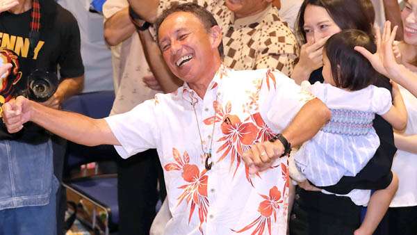 玉城デニー知事「妻の実家でBBQ」→ 批判殺到 →「見知らぬ人と会食しないでほしいという趣旨だ！」 | Share News Japan