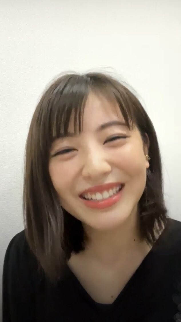 浜辺美波、1年ぶり「VOCE」表紙　背中露出ドレスも　インタビューでハタチの素顔に迫る