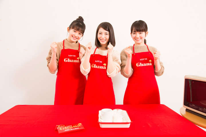 浜辺美波、1年ぶり「VOCE」表紙　背中露出ドレスも　インタビューでハタチの素顔に迫る