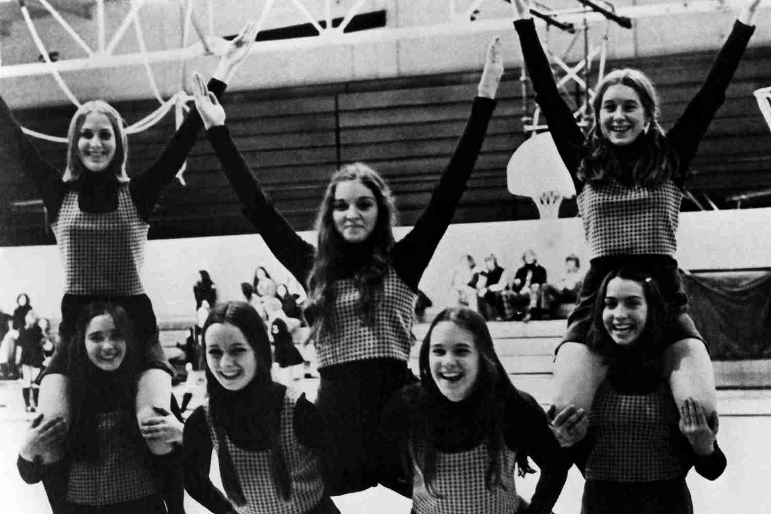 ダウン症を抱えるチア部マネジャー、アルバムに写真使われず　米中学校