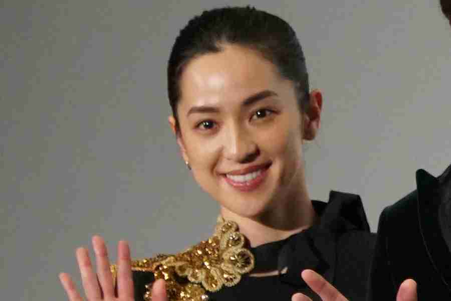中村アン、大胆肩出しウエディングドレス姿にファン「綺麗で思わず声が出ました」 | ENCOUNT