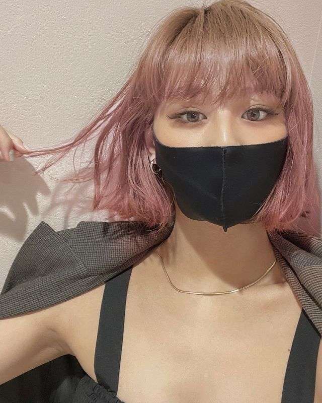 西内まりや、黒ドレスで
