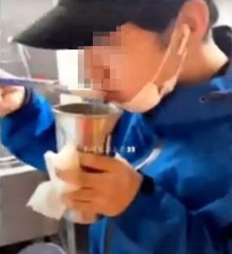 厨房の店員がシェイクをペロペロ…　動画拡散でドミノ・ピザ謝罪「お客様に不快な思いをさせた」