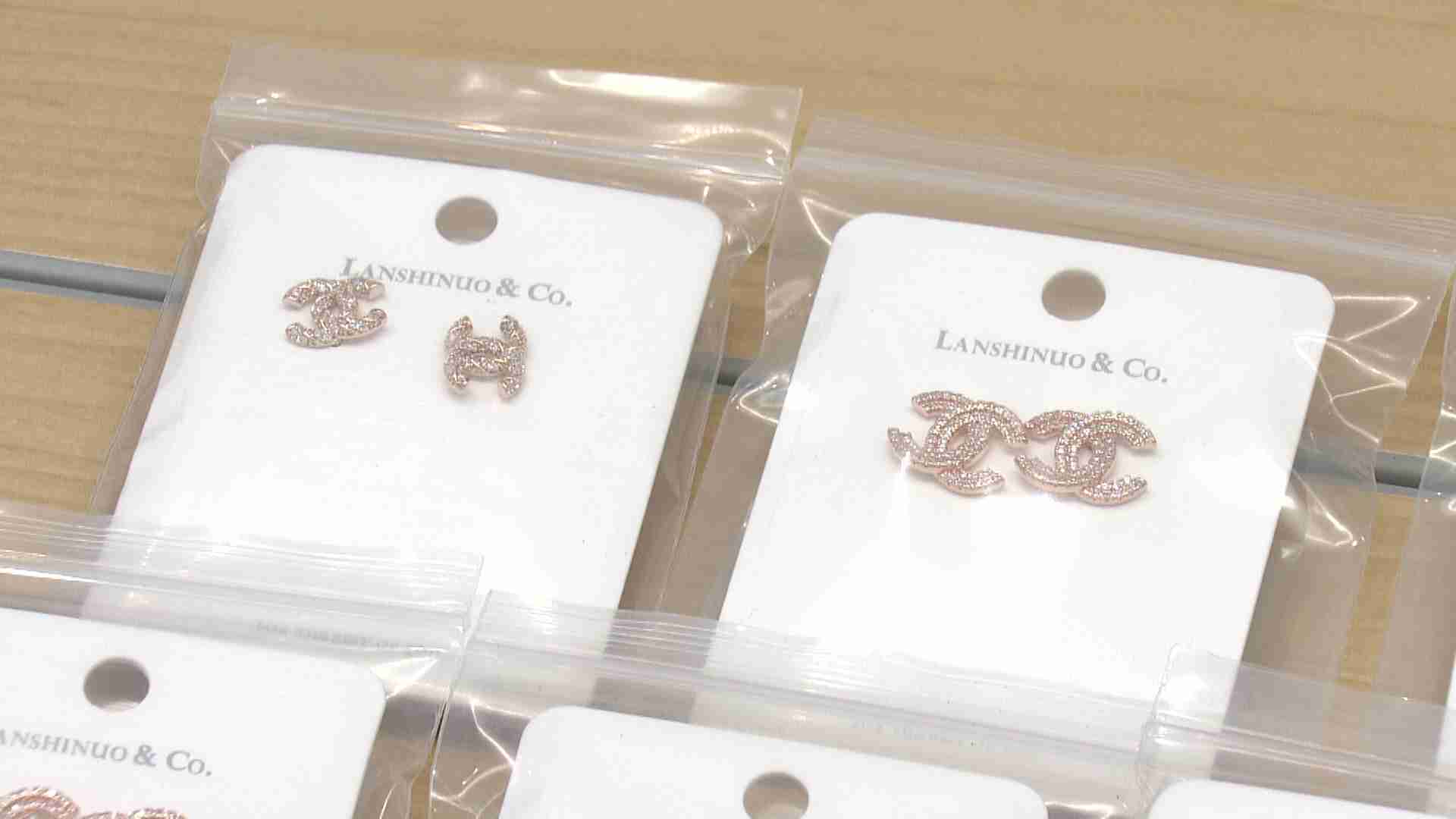 サイバーパトロールで見つけ出品者特定…「偽シャネル」販売目的で所持 男を現行犯逮捕「偽物とは思わず」 | 東海テレビNEWS