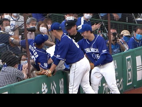 スタンドに飛び込んでフライをキャッチしたビシエドを藤嶋・直倫・審判・ファンが救い出す！(2021/06/12) - YouTube