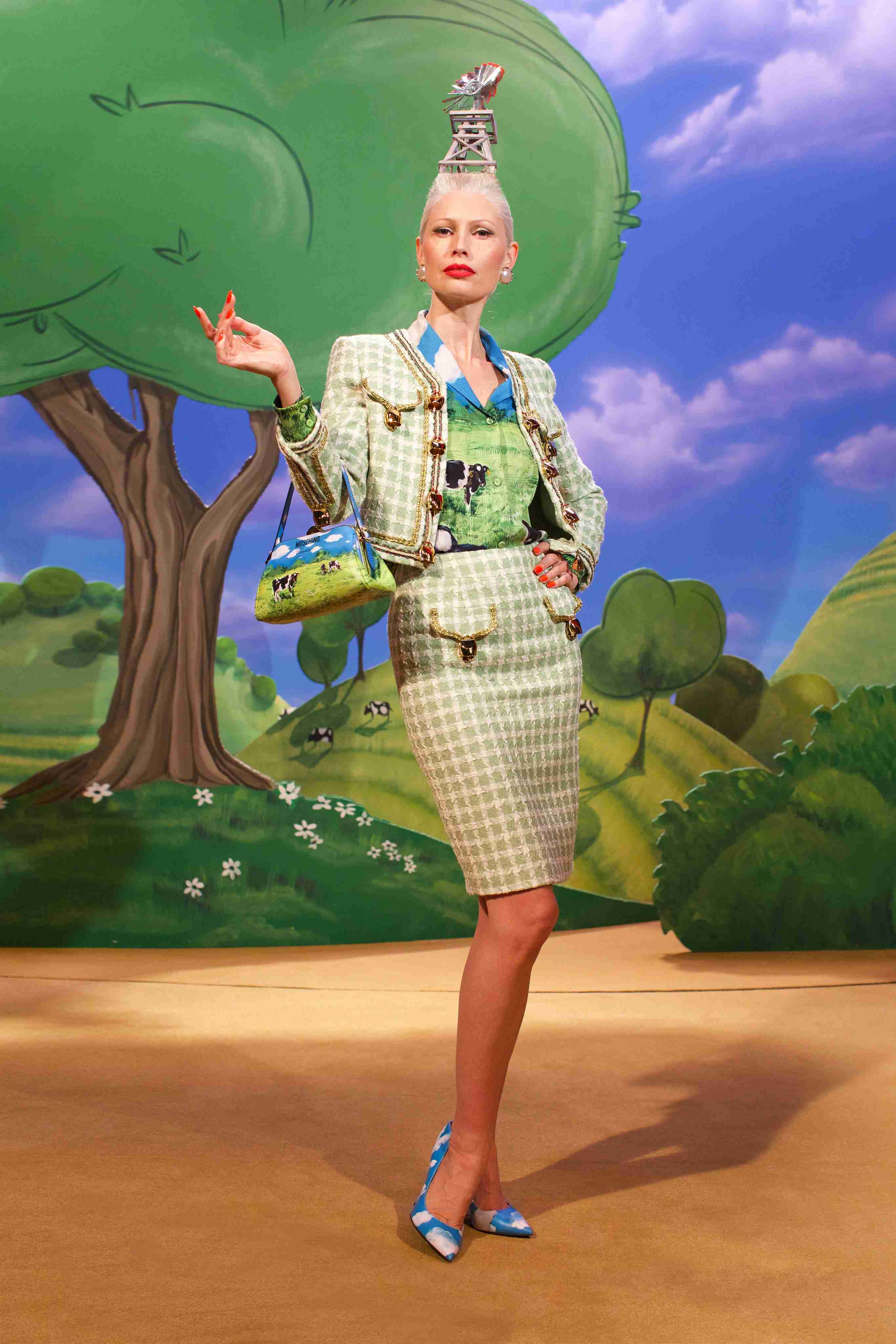 ミランダ・カー、スリットスカートで美脚全開ショット公開「美しい」「素晴らしい」