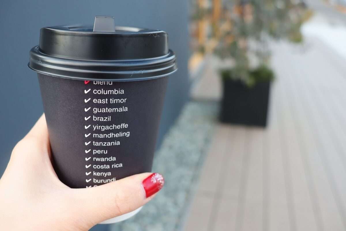 コンビニコーヒー、小カップに大の分量を注ぐ客にオーナーは