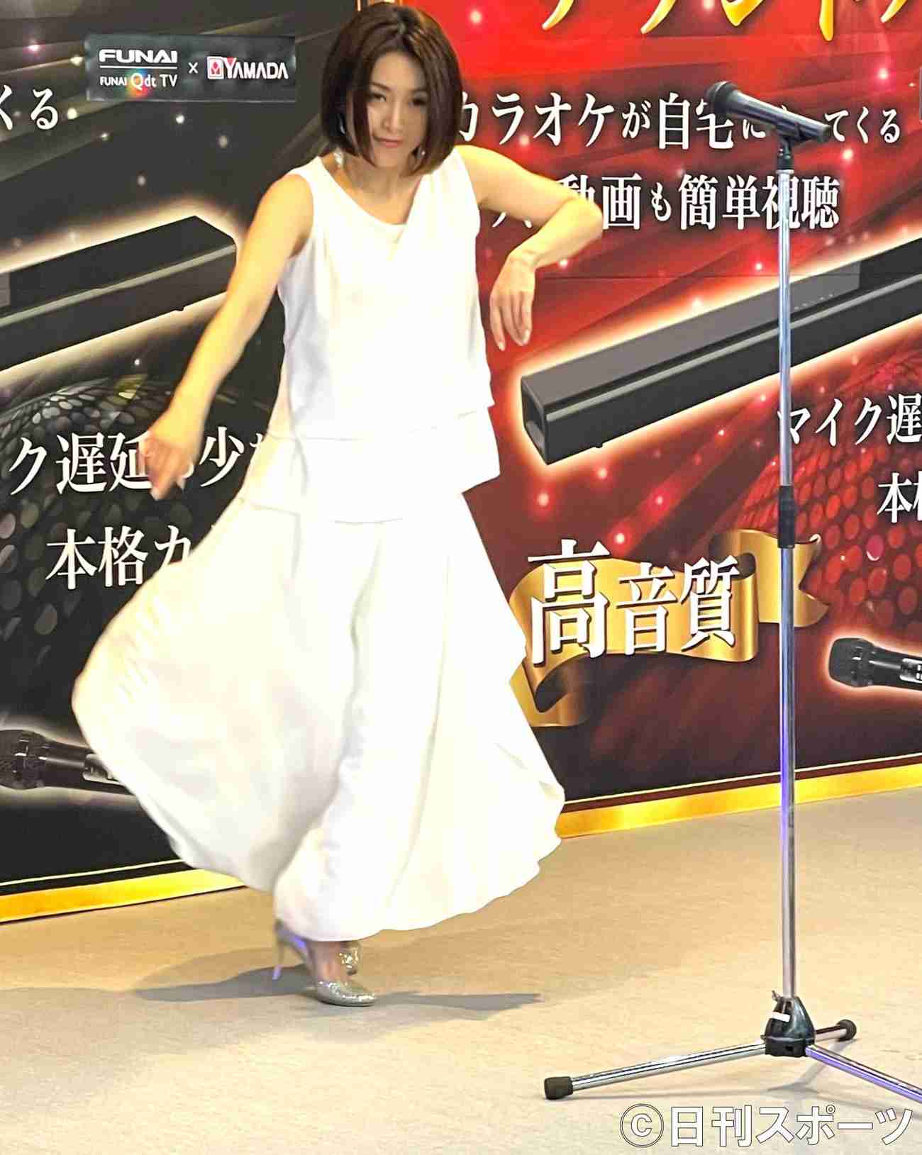 酒井法子が熱唱「碧いうさぎ2021」新たに情熱的ダンスとオリジナル手話