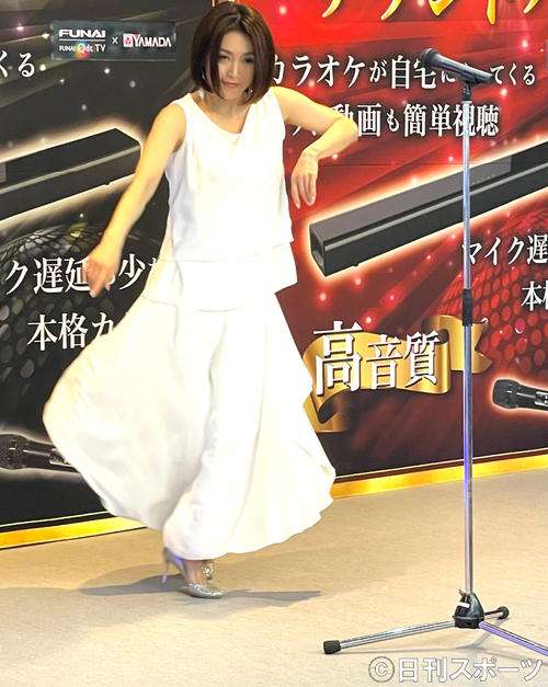酒井法子が熱唱「碧いうさぎ2021」新たに情熱的ダンスとオリジナル手話 - 音楽 : 日刊スポーツ