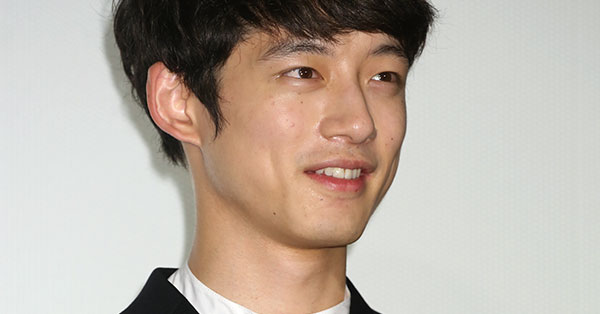 坂口健太郎『モネ』ツンデレ演技が好評！現場ではムードメーカーも | 女性自身