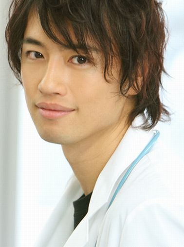 斎藤工、狂信生む“イケメン全裸漂着者”に 秋元康がSNSの光と闇描く