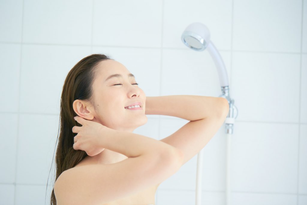 髪を洗うときの、正しい向きってある？ | 大島椿ヘアケアシリーズ