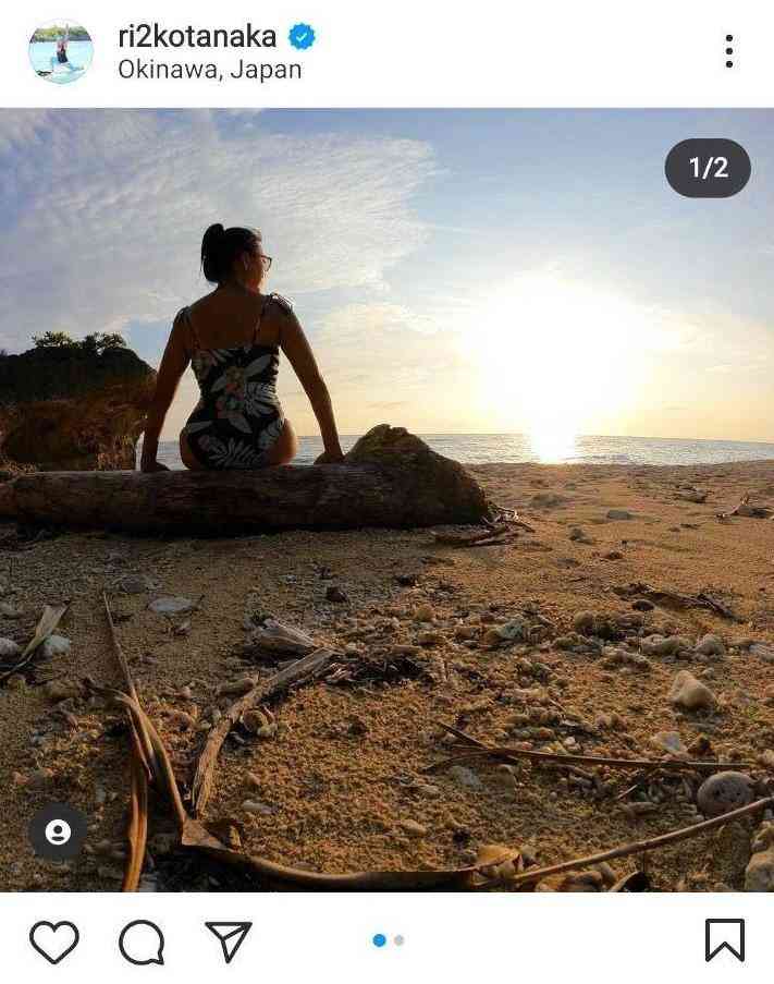 沖縄在住の田中律子 水着姿で夕暮れのビーチに 「ハグしたくなる美しさ」「絵になる」