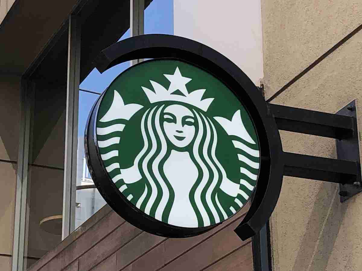 スタバが24年末に2000店舗体制へ 高卒の社員登用、高校生のバイト採用も開始