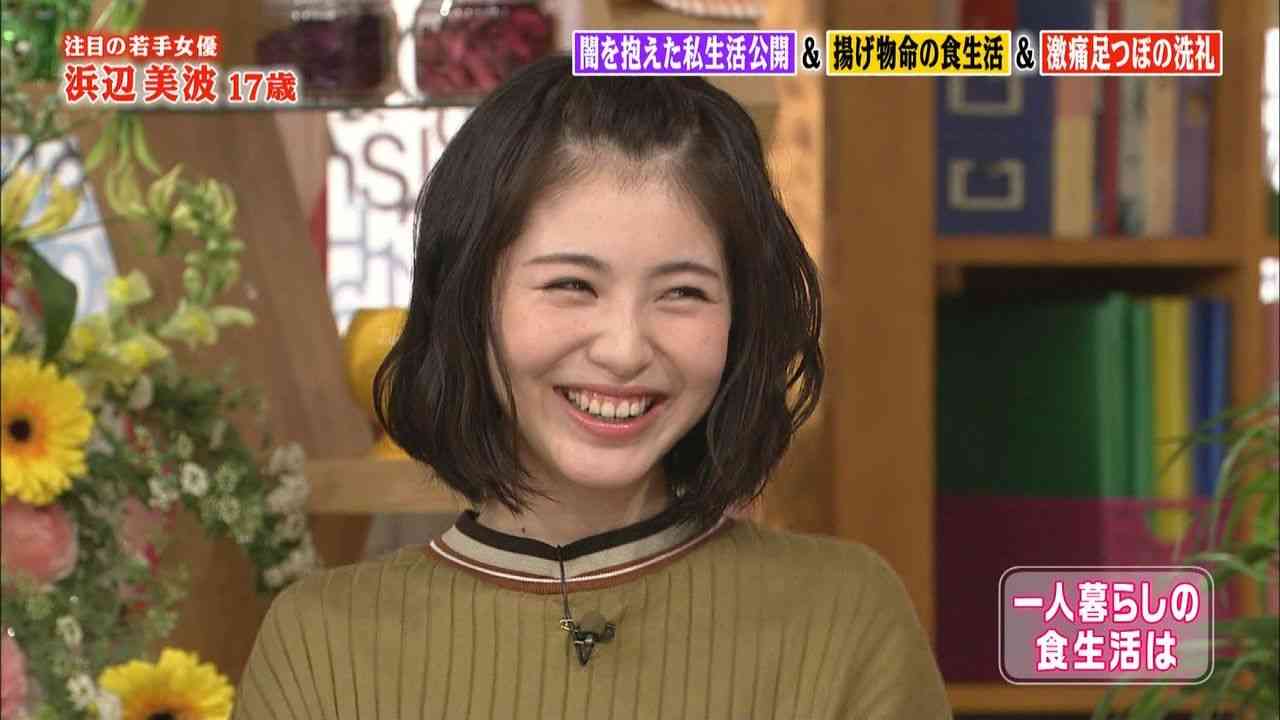 浜辺美波、1年ぶり「VOCE」表紙　背中露出ドレスも　インタビューでハタチの素顔に迫る