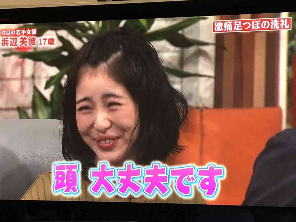 浜辺美波、1年ぶり「VOCE」表紙　背中露出ドレスも　インタビューでハタチの素顔に迫る