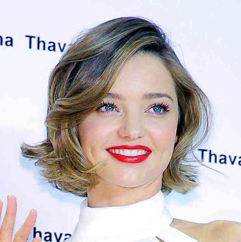 ミランダ・カー、スリットスカートで美脚全開ショット公開「美しい」「素晴らしい」