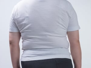 背中がおばさんくさい！