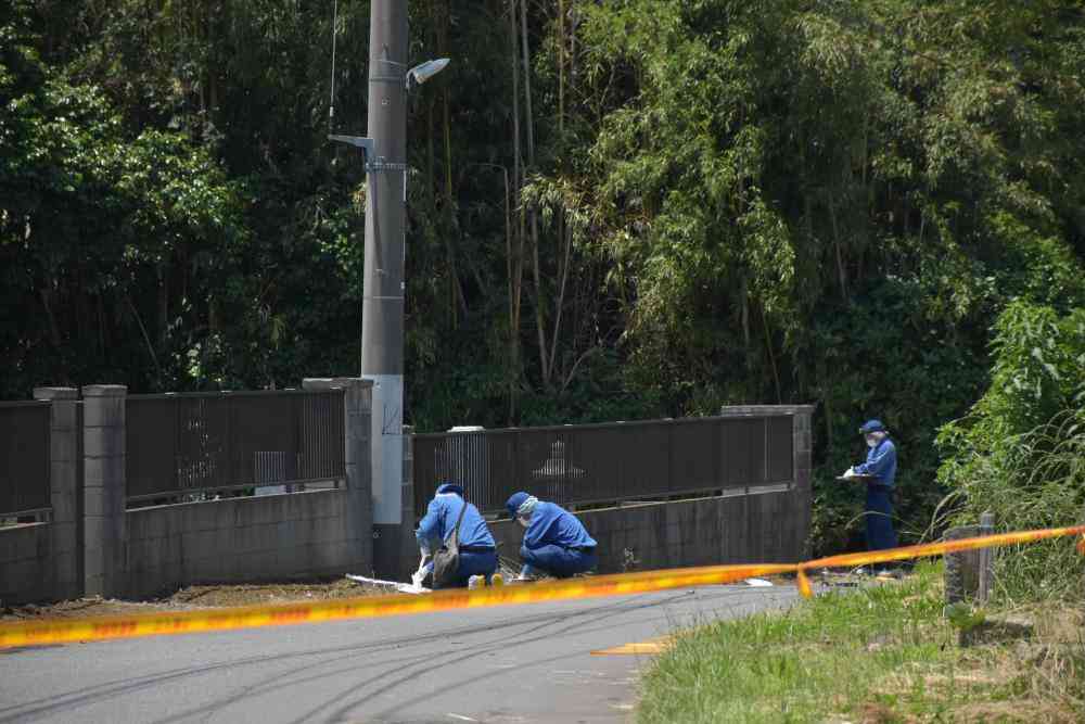 【茨城新聞】墓地脇の路上に布団巻き男性遺体　茨城・取手　県警、遺棄事件で捜査