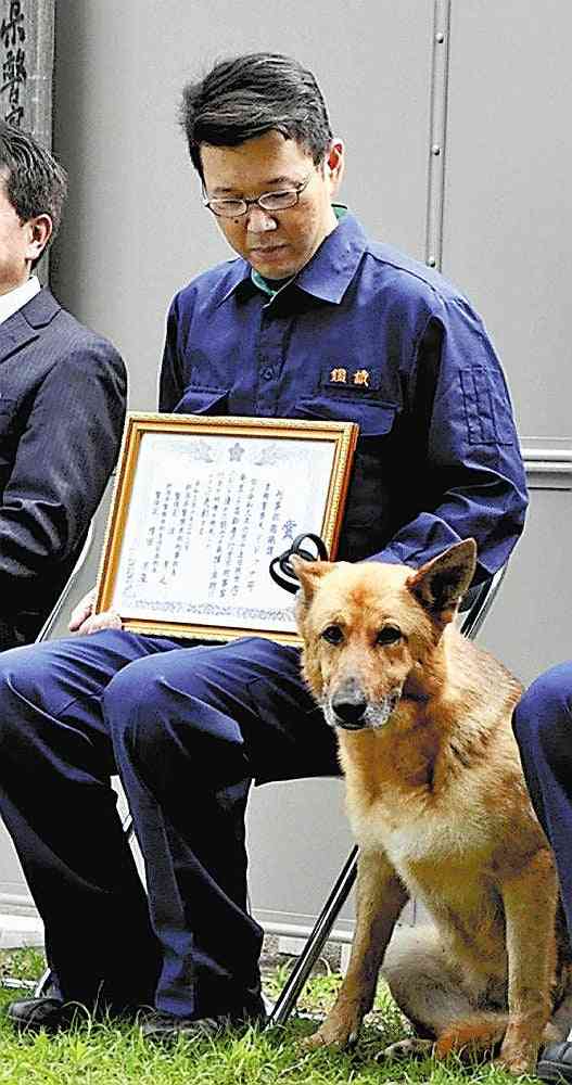 行方不明の女性発見、警察犬を表彰…副賞はドッグフード6・5キロ