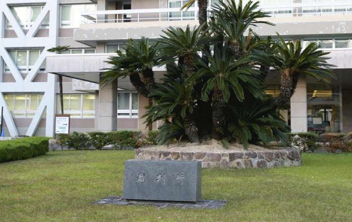 「今日死ぬか」と問われた妻、目を閉じて「ええよ」…夫はマフラーで首を絞めた