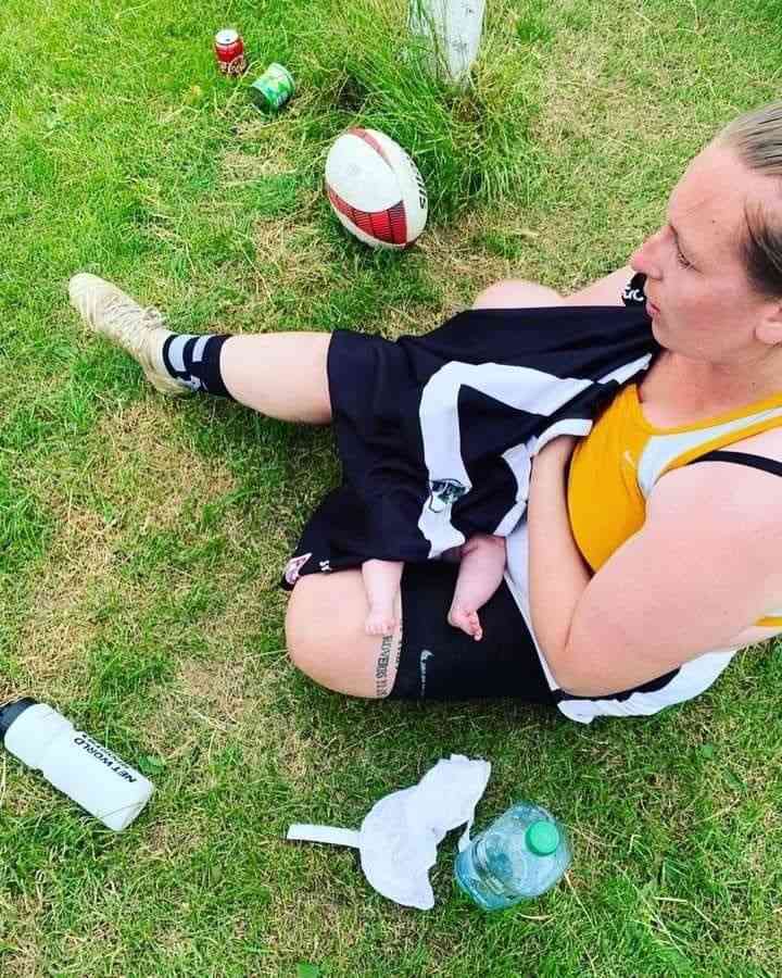 女子ラグビー選手が試合中に生後13週目の娘に授乳→その後ピッチに戻り称賛「人前で授乳することへの偏見なくなってほしい」