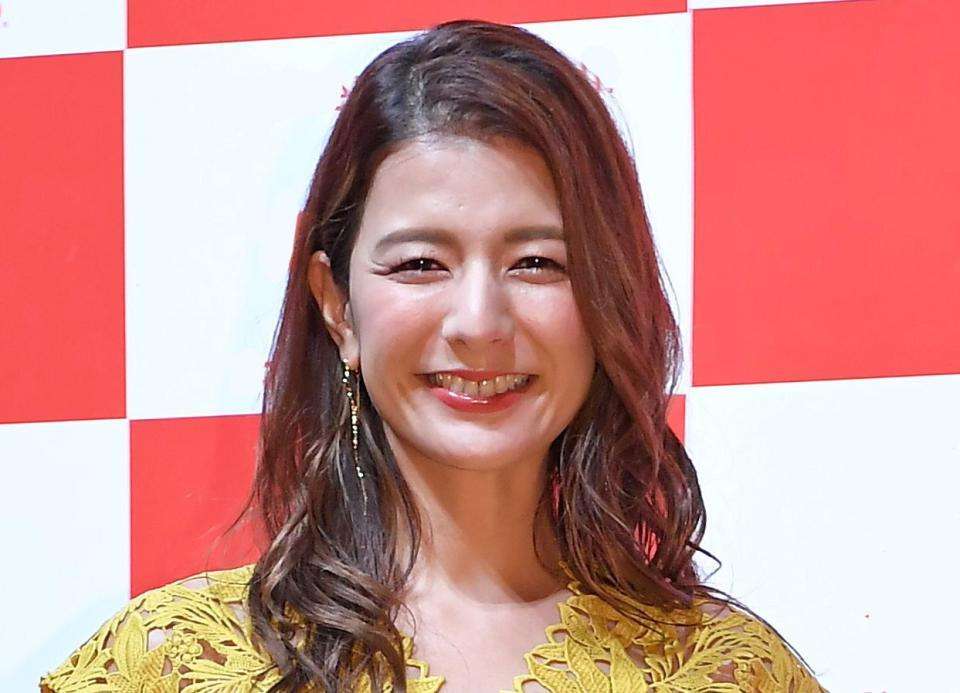 スザンヌ、自宅トイレを公開　大胆壁紙、自身コラボのプチプラマットも「おしゃれ」「素敵」