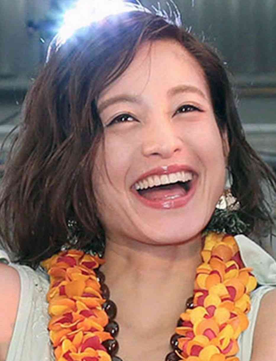 西山茉希が“笑撃”『令和のびんぼっちゃま』姿に…キャミの上にエプロン着たら「友に爆笑されて完」