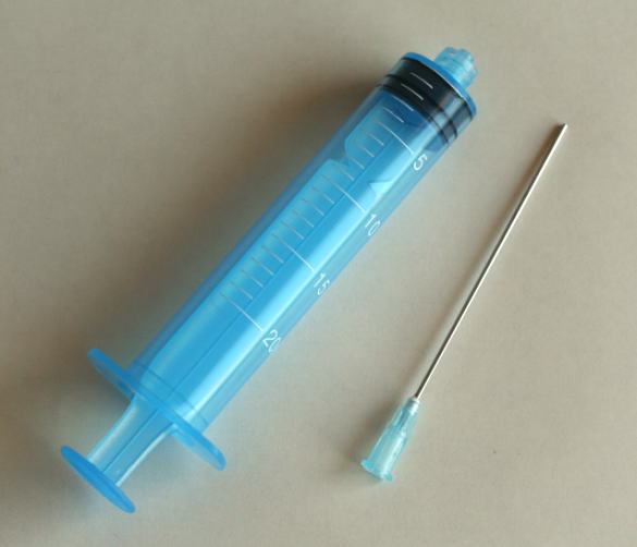 使いにくいワクチン注射器「こんなの臨床で使わない」 国が配布、半端の廃棄増加