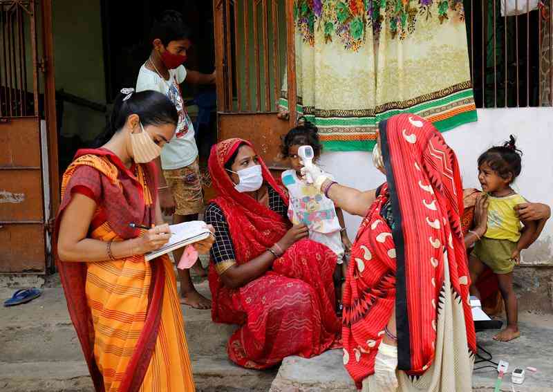 インド、1日のコロナ死者が世界最多の6148人　州の集計変更で | Reuters