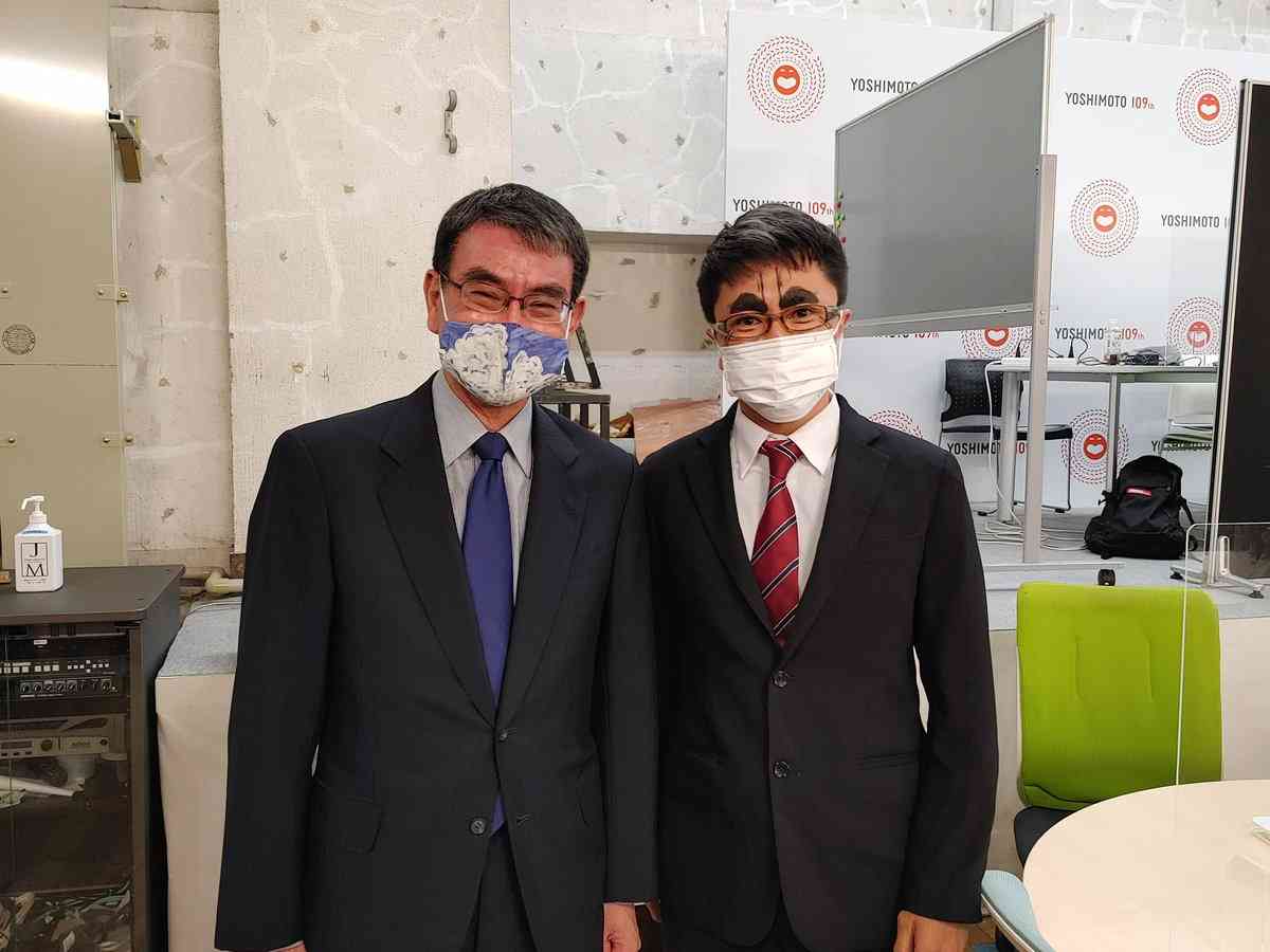河野太郎大臣、吉本興業で“W河野”写真アップ ネットも爆笑「兄弟やん」