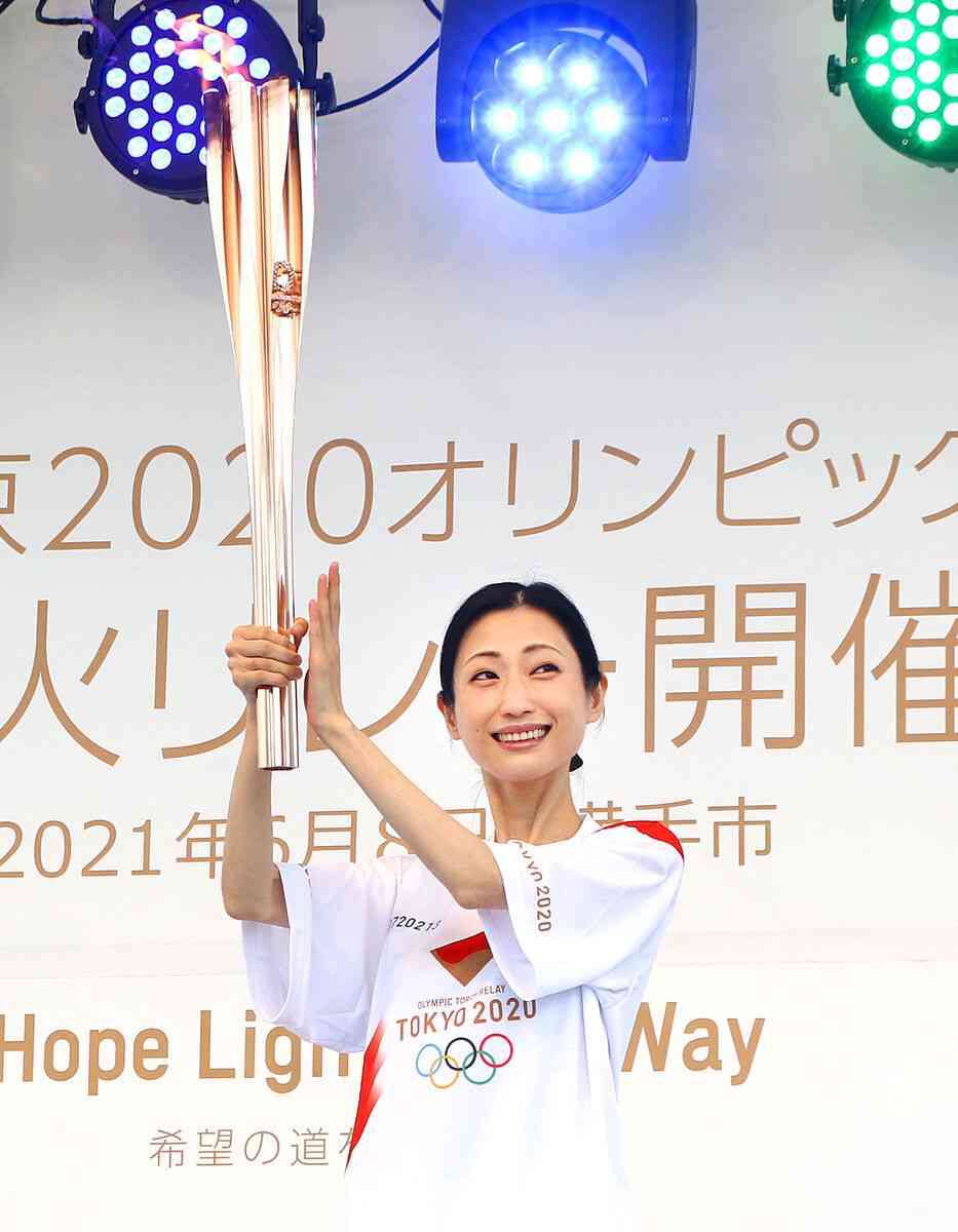 壇蜜、横手市を走る「ほんのちょっと走って、火をつなげるということがとても大事」…聖火リレー秋田初日