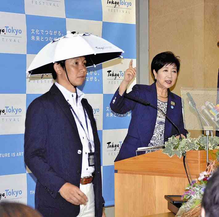 聖火お披露目式で五輪の本質表す光景…小池百合子、松岡修造ら来賓はテントで雨をしのいでるのに「手話通訳」は外で濡れながら進行