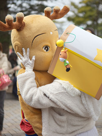 せんとくん、唇奪われた？－段ボール頭のキャラ「やなな」が強引にキス - 奈良経済新聞