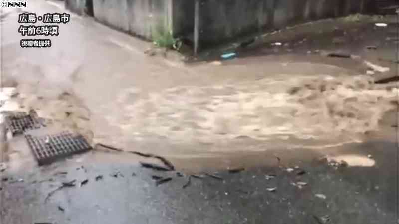 【大雨】坂の上から土砂混じりの水…広島市｜日テレNEWS24